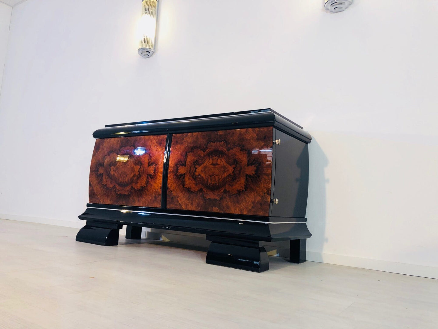 Nussbaum Lowboard aus dem Art Deco