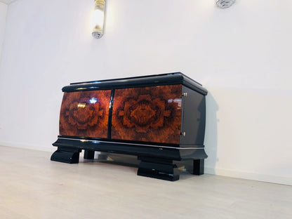 Nussbaum Lowboard aus dem Art Deco