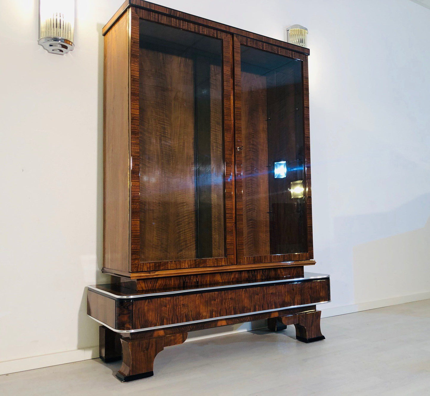 1930er Art Deco Vitrinen Schrank aus Nussbaumholz