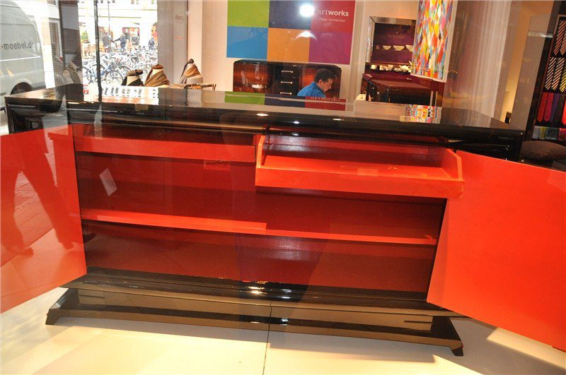 Einmaliges Art Deco Sideboard mit roten Verzierungen
