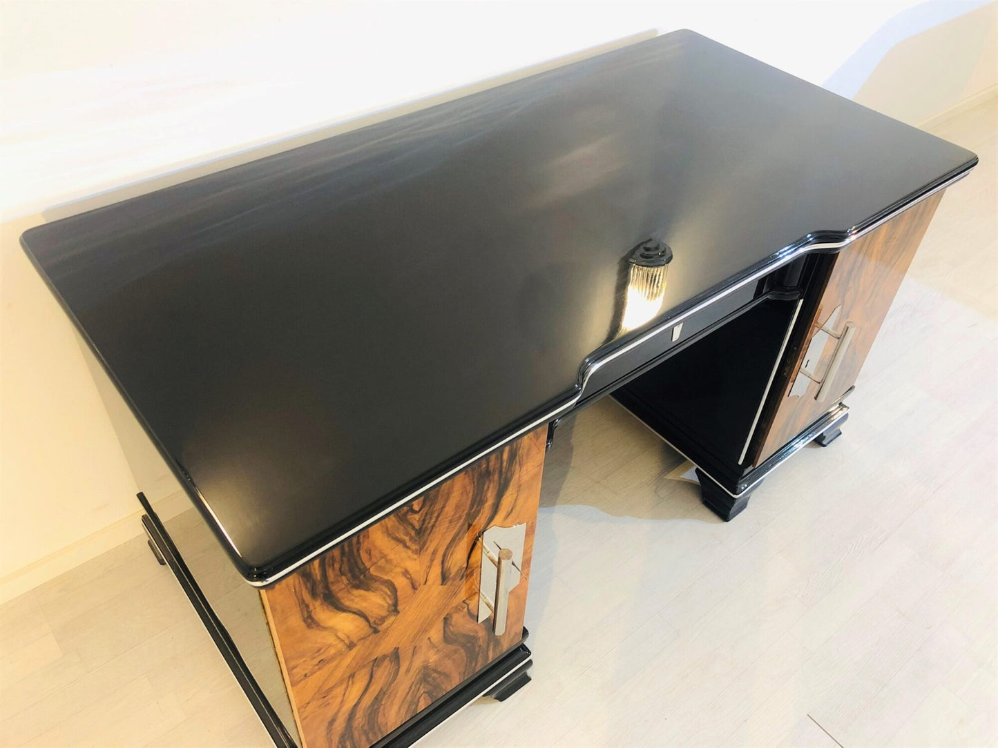 Schreibtisch im Art-Deco-Stil aus den 1920er Jahren, Front aus Walnussholz