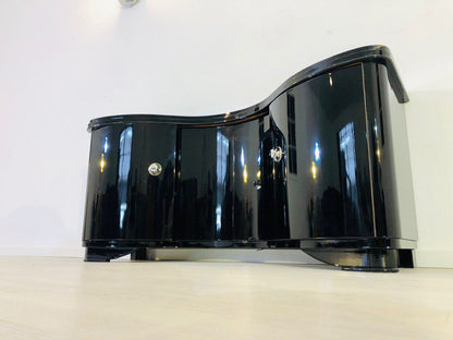Französische Art Deco Kommode mit geschwungenen Türen und Serpentinen Design