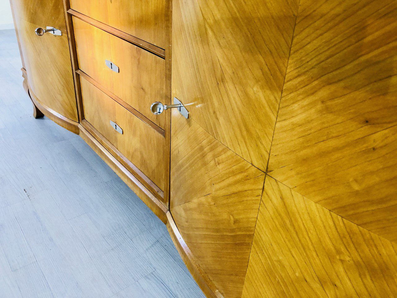 Original Art Deco Sideboard aus Hellem Walnussholz