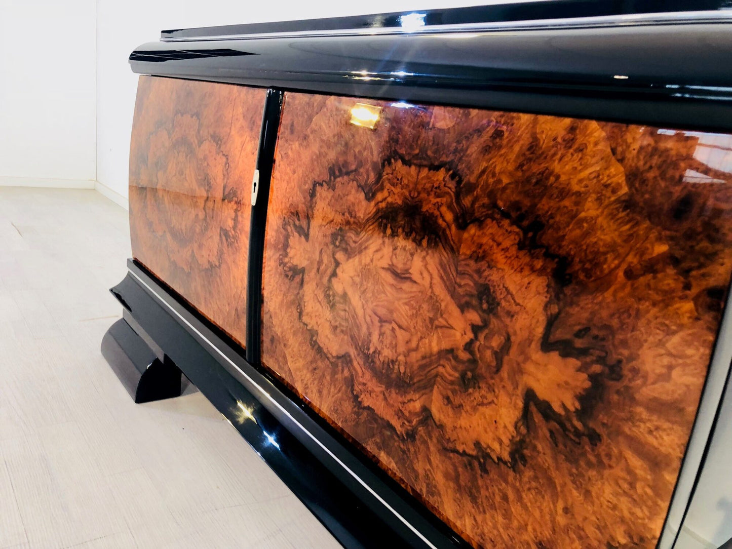 Nussbaum Lowboard aus dem Art Deco