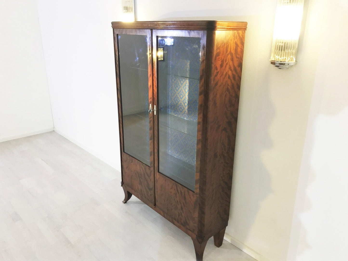 Original Art Deco Vitrine aus Birkenholz mit blauem Stoff
