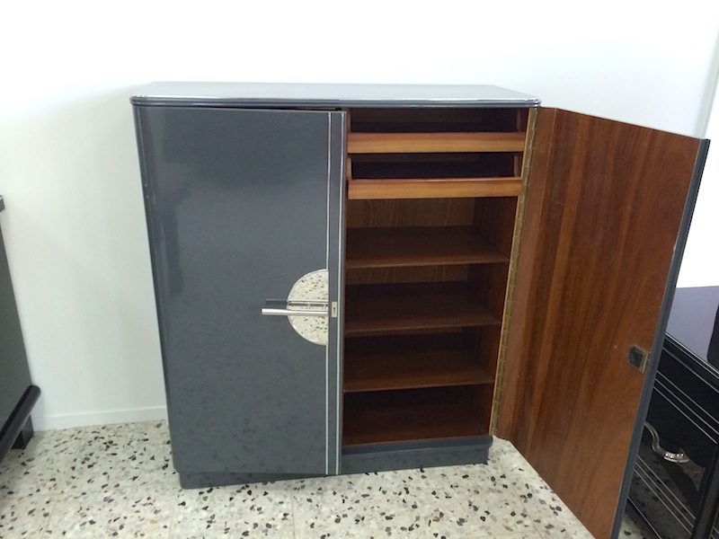Art-Deco-Chromeliner-Schrank, Grau-Metallic