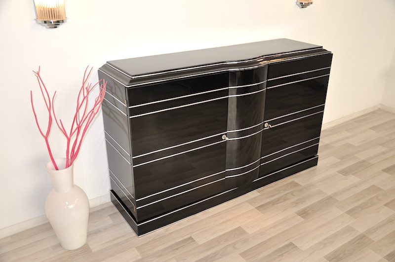 Schwarzes Art-Deco-Sideboard und Chromeliner