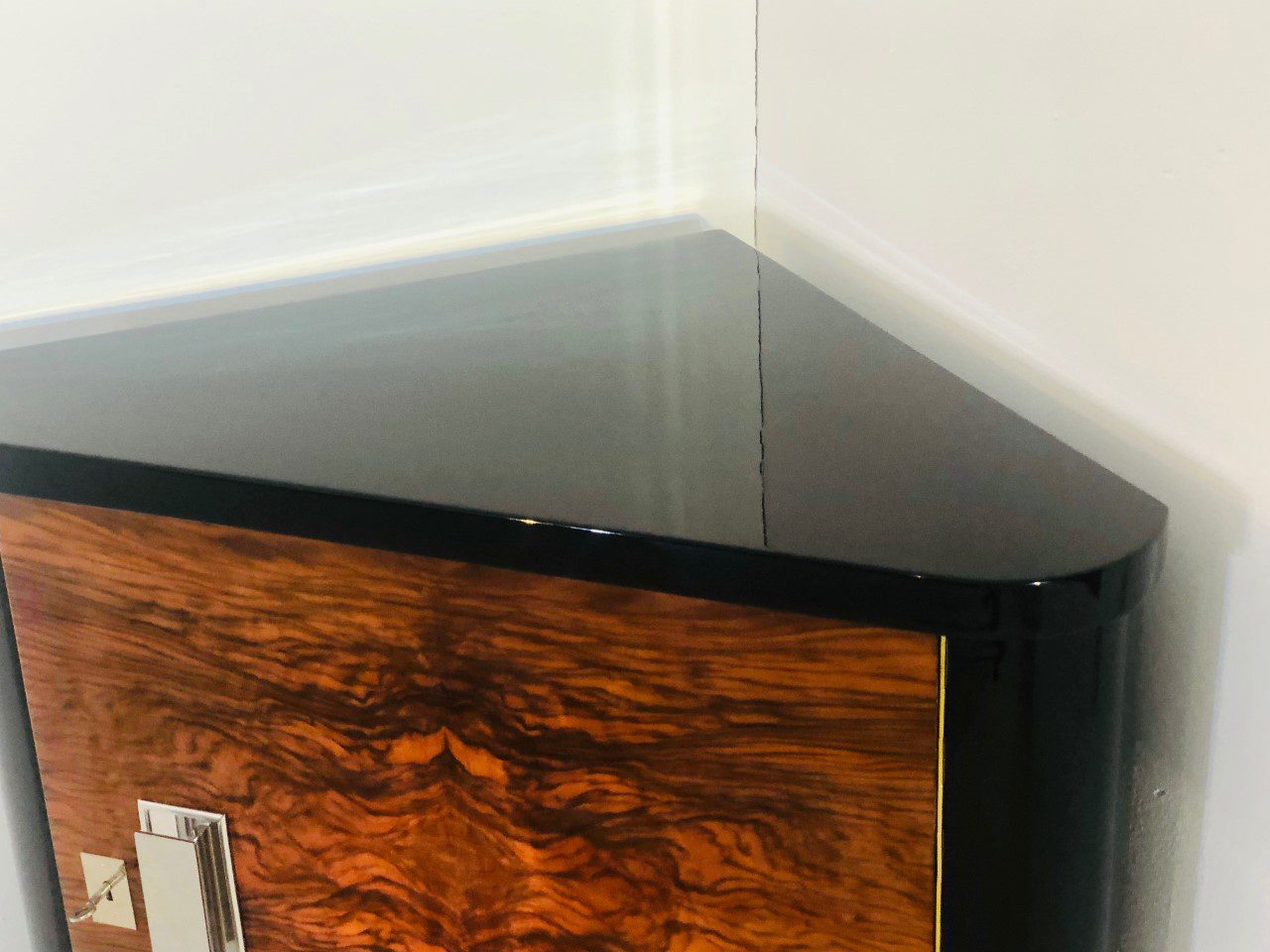 Art Deco Walnuss Eckschrank oder Kommode