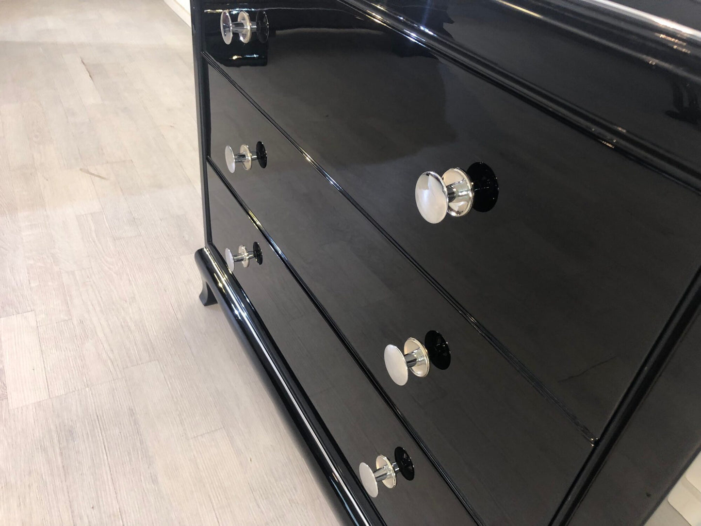 Schwarze Art Deco Kommode mit Chromgriffen