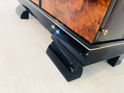Nussbaum Lowboard aus dem Art Deco