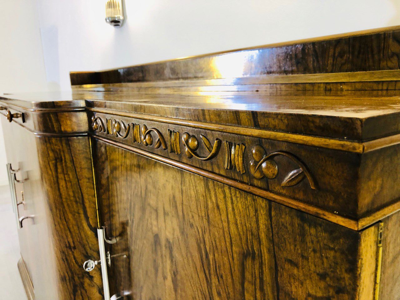 Großes Art Deco Walnuss Sideboard mit Kirsch-Ornamenten