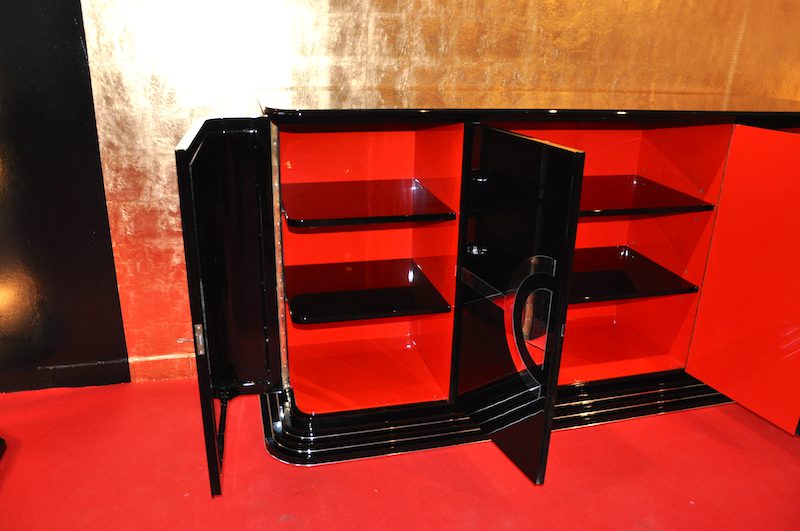 Sideboard im Art-Deco-Design mit glänzender Innenausstattung