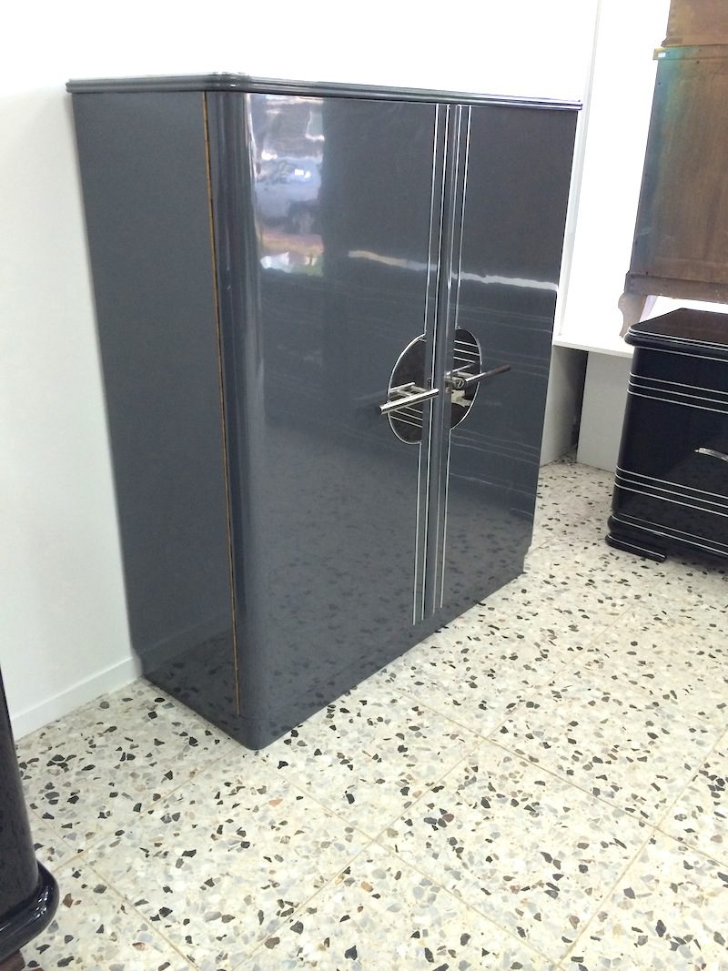 Art-Deco-Chromeliner-Schrank, Grau-Metallic