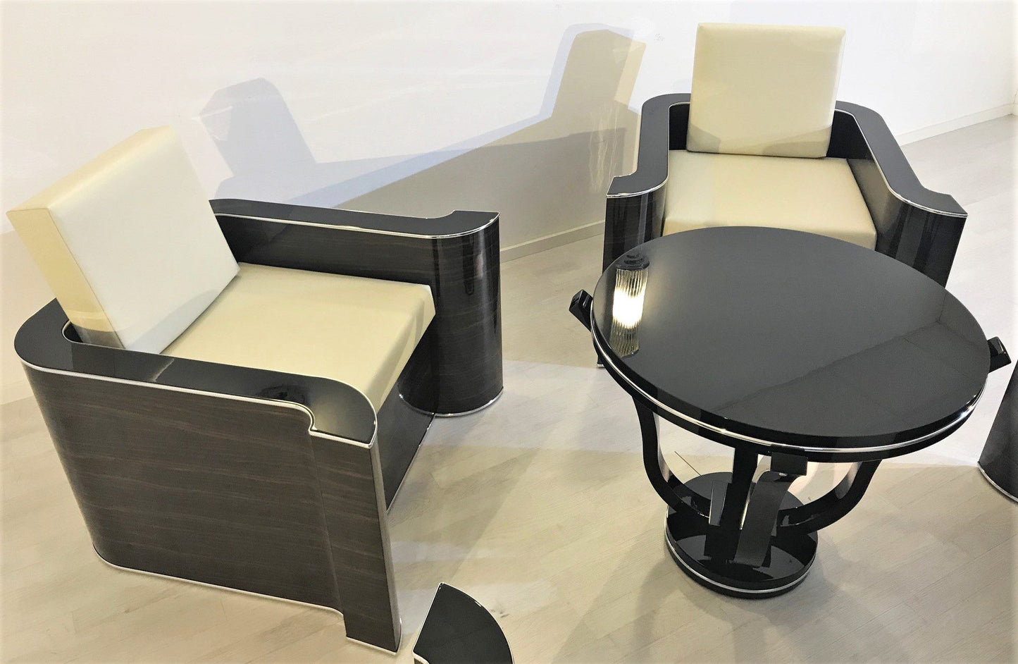 4 Art Deco Sessel mit Armlehnen aus Makassar und Beistelltisch