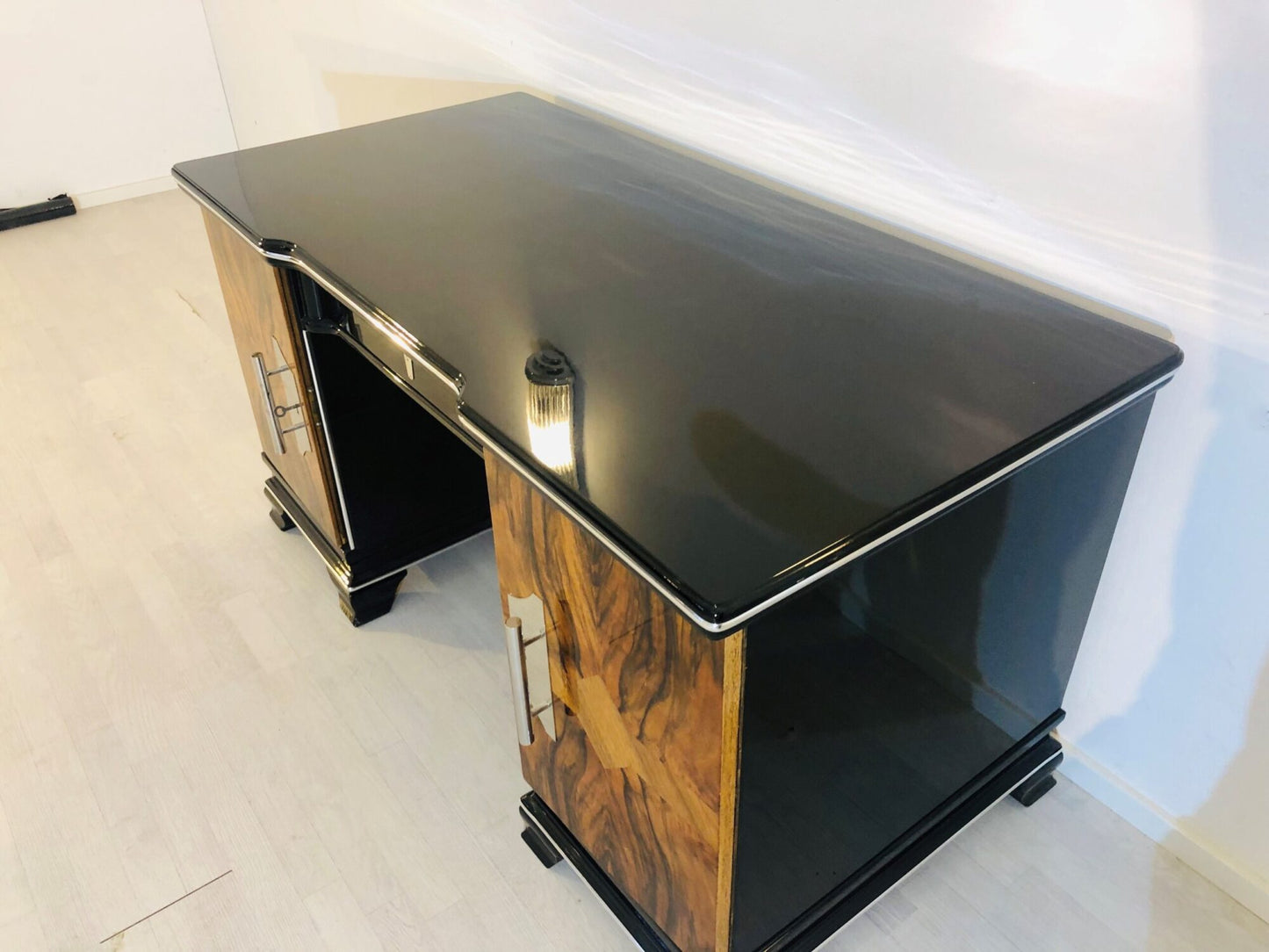 1920er Art Deco Schreibtisch mit Walnussfront