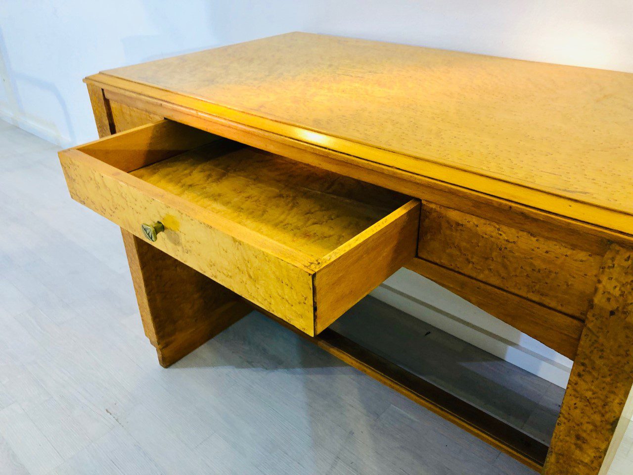 1930er Art Deco Schreibtisch aus Vogelaugenahorn