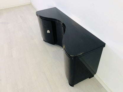Französische Art Deco Kommode mit geschwungenen Türen und Serpentinen Design