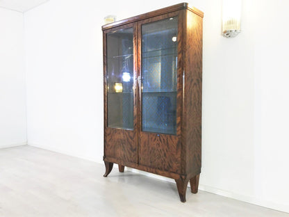 Original Art Deco Vitrine aus Birkenholz mit blauem Stoff