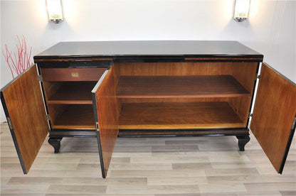 Schlichtes Sideboard mit tollen Füßen