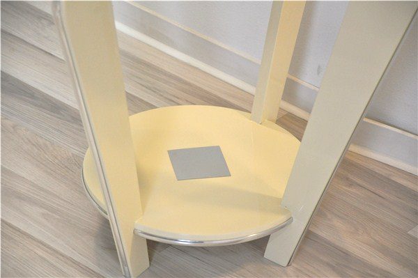 Art-Deco-Beistelltisch mit Chromapplikationen