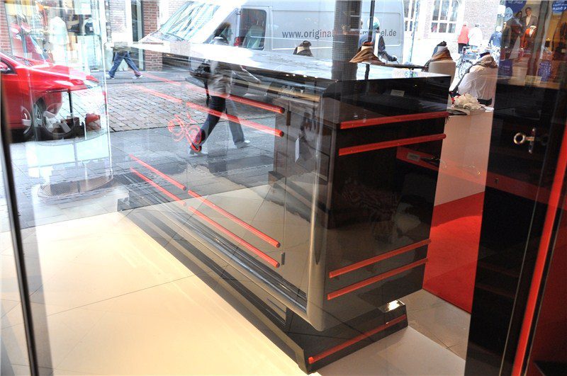 Einmaliges Art Deco Sideboard mit roten Verzierungen