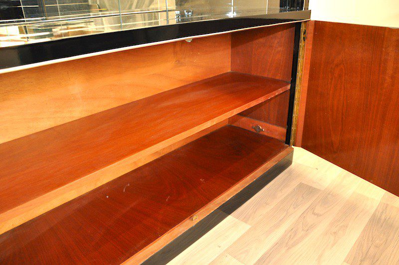 Art Deco Vitrine mit schöner Hohlkehle und Beleuchtung