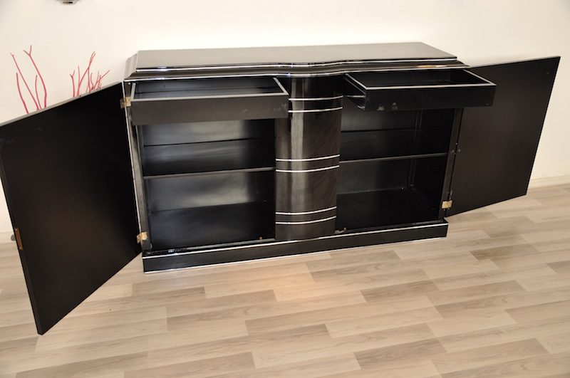 Schwarzes Art-Deco-Sideboard und Chromeliner