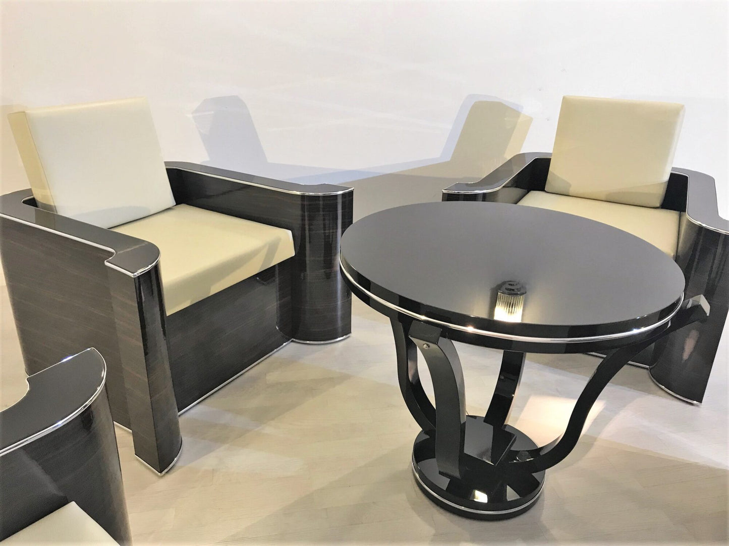 4 Art Deco Sessel mit Armlehnen aus Makassar und Beistelltisch