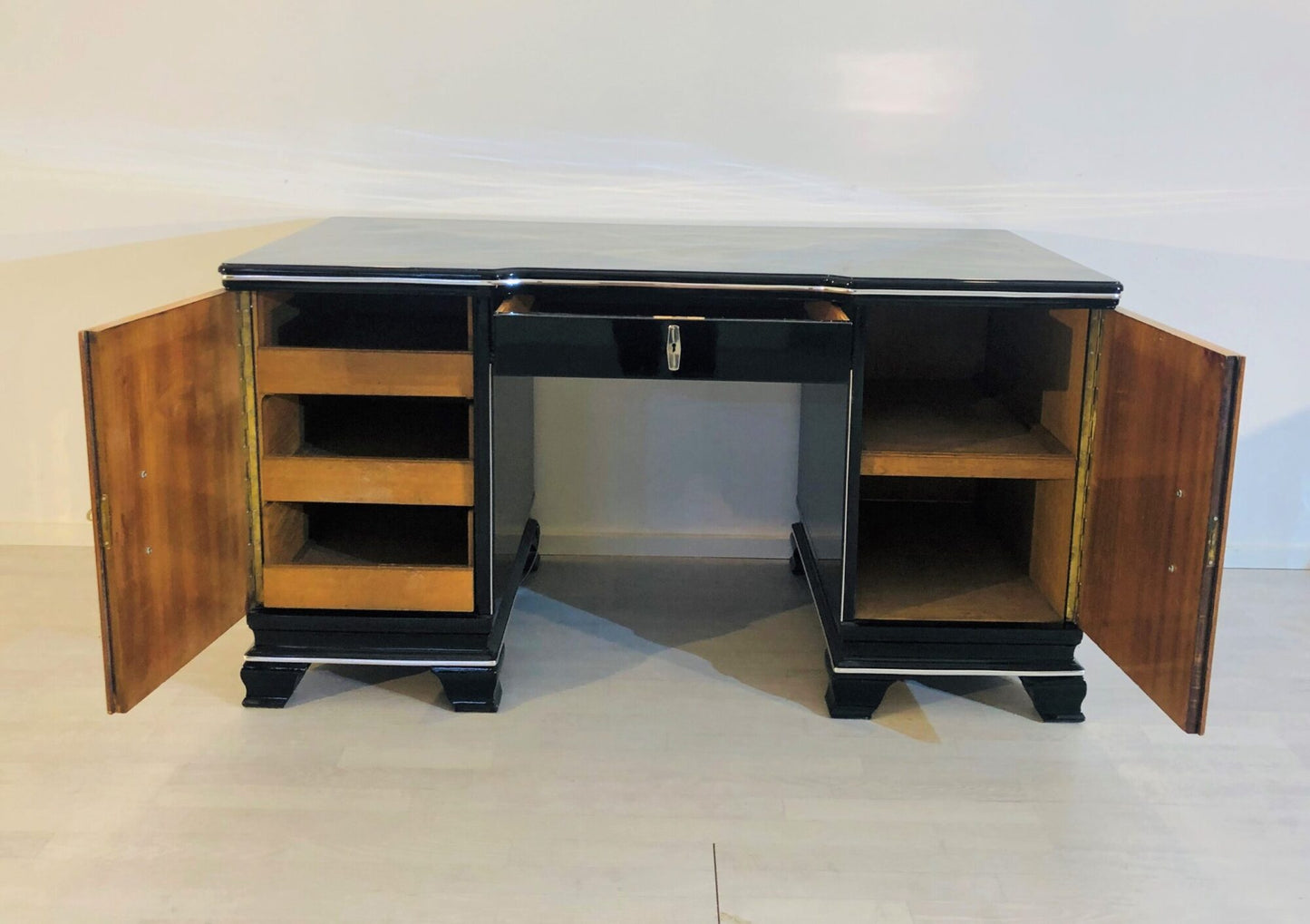 Schreibtisch im Art-Deco-Stil aus den 1920er Jahren, Front aus Walnussholz