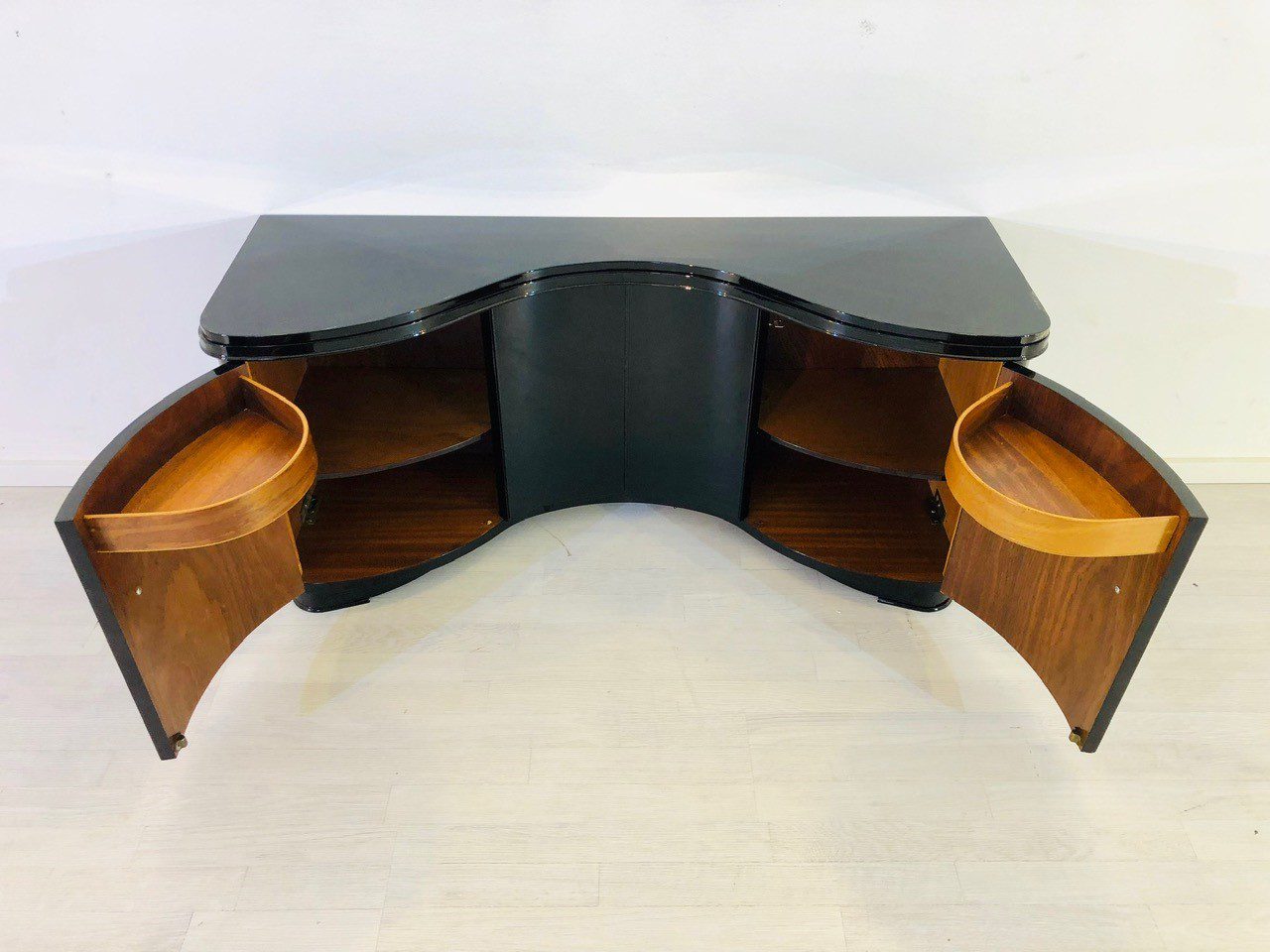 Französische Art Deco Kommode mit geschwungenen Türen und Serpentinen Design