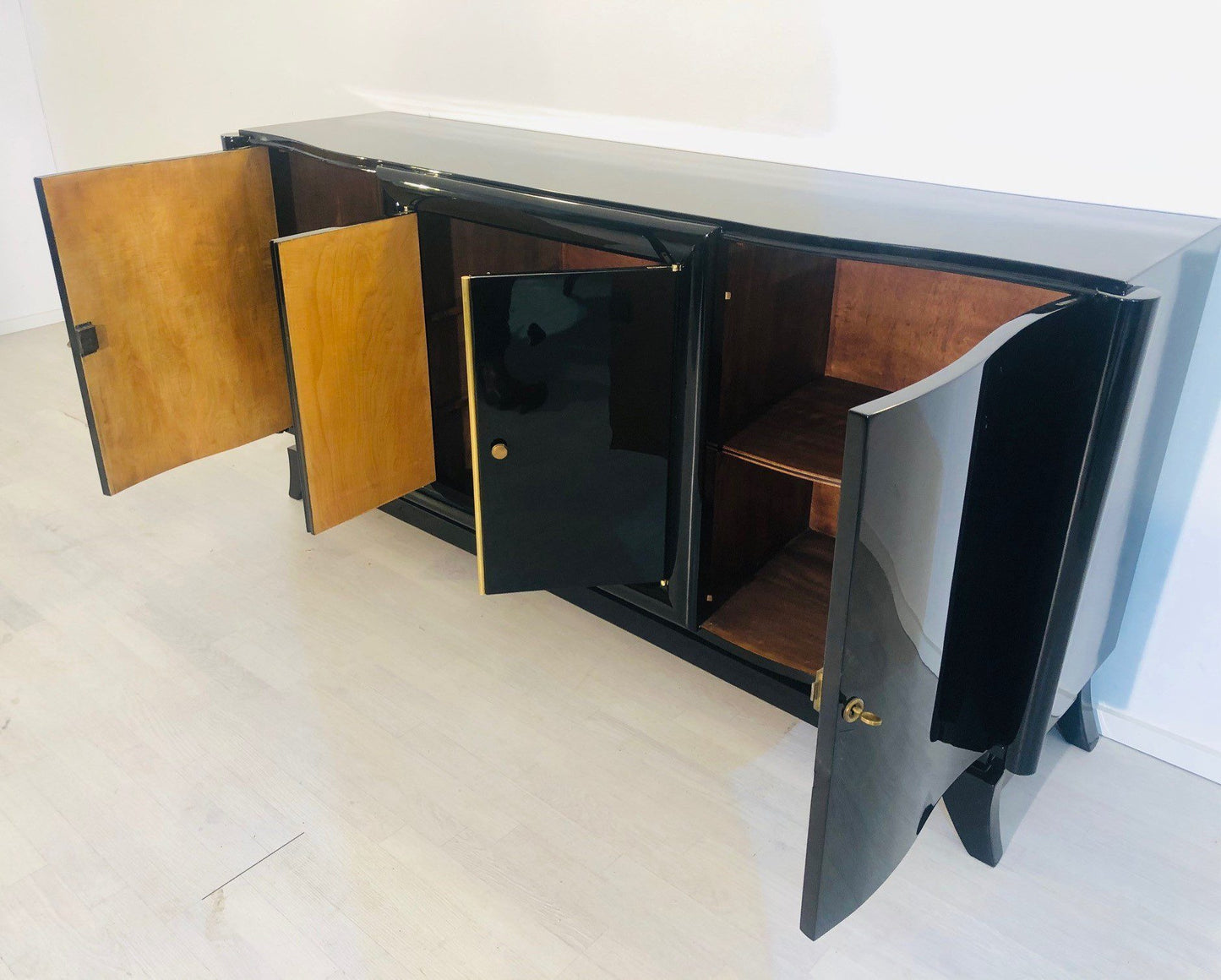 Klassisches 1920er Art Deco Sideboard mit Serpentinen-Türen