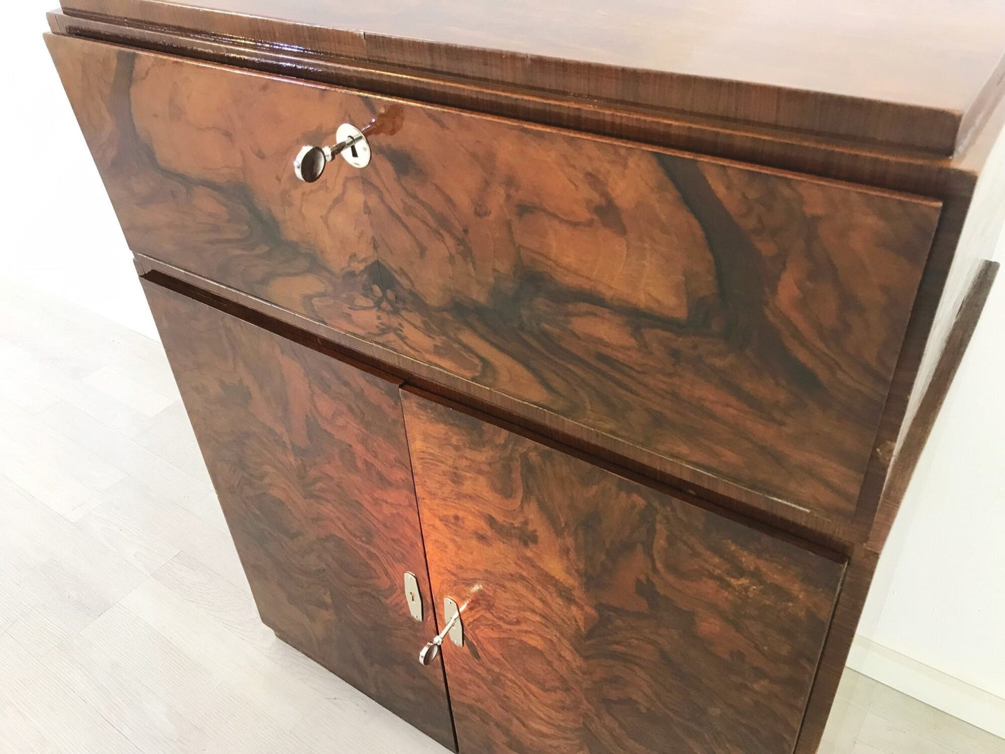 1940er Art Deco Kommode oder kleiner Schrank aus Nussbaumholz