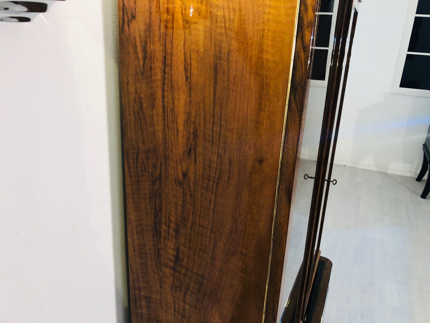 1930er Art Deco Vitrinen Schrank aus Nussbaumholz