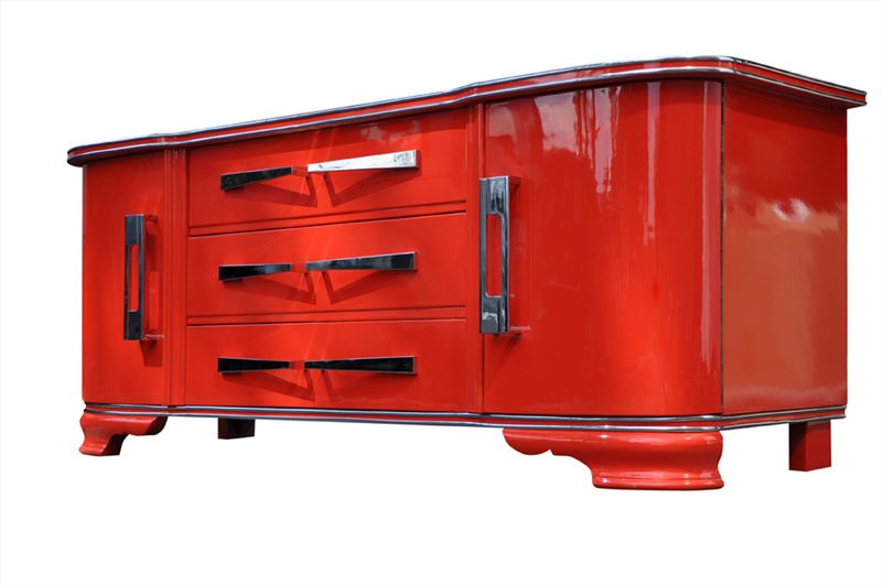 Leuchtend rote Art-Deco-Kommode