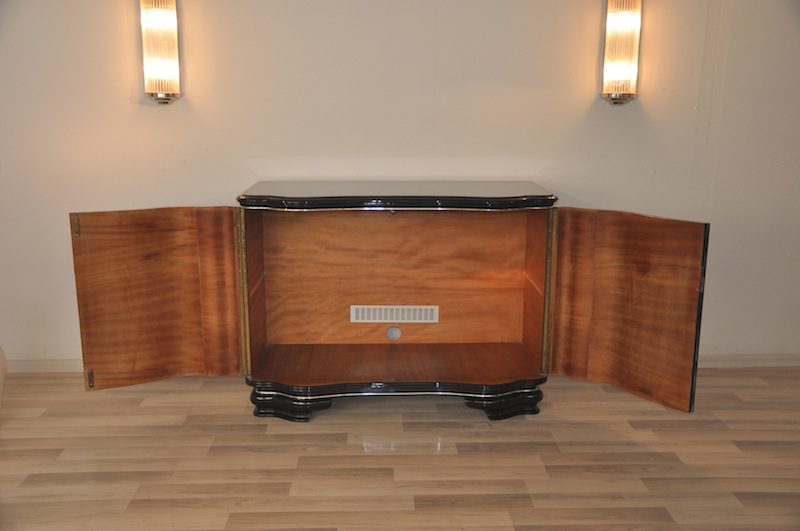 Art-déco-Kommode aus kaukasischem Nussbaumholz