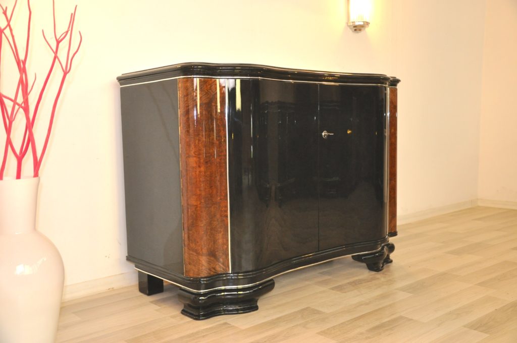 Art-déco-Kommode aus kaukasischem Nussbaumholz