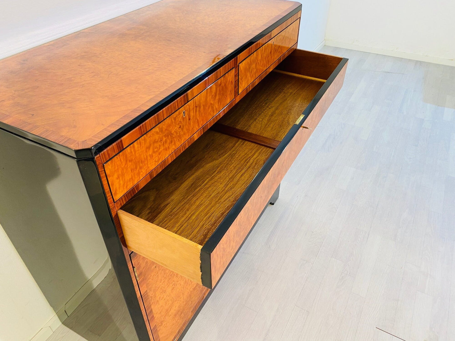 Art Deco Herrenkommode Wurzelholz und Klavierlack