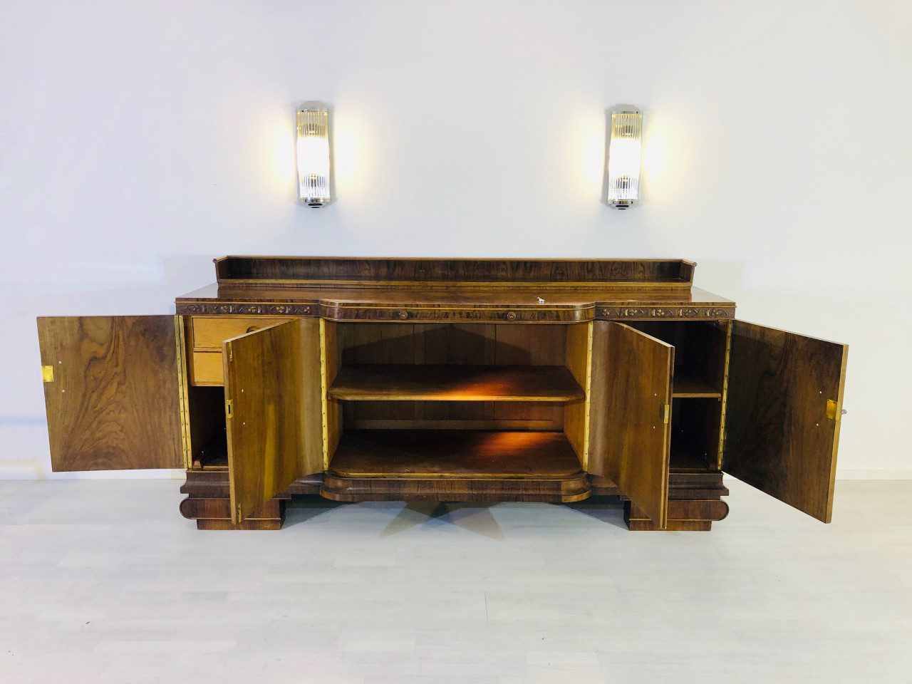 Großes Art Deco Walnuss Sideboard mit Kirsch-Ornamenten