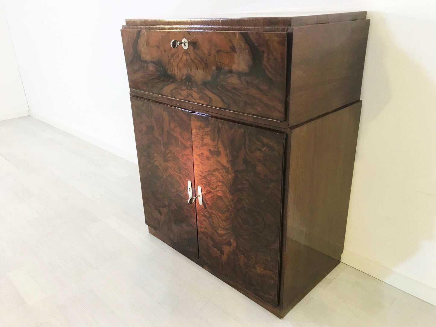 1940er Art Deco Kommode oder kleiner Schrank aus Nussbaumholz