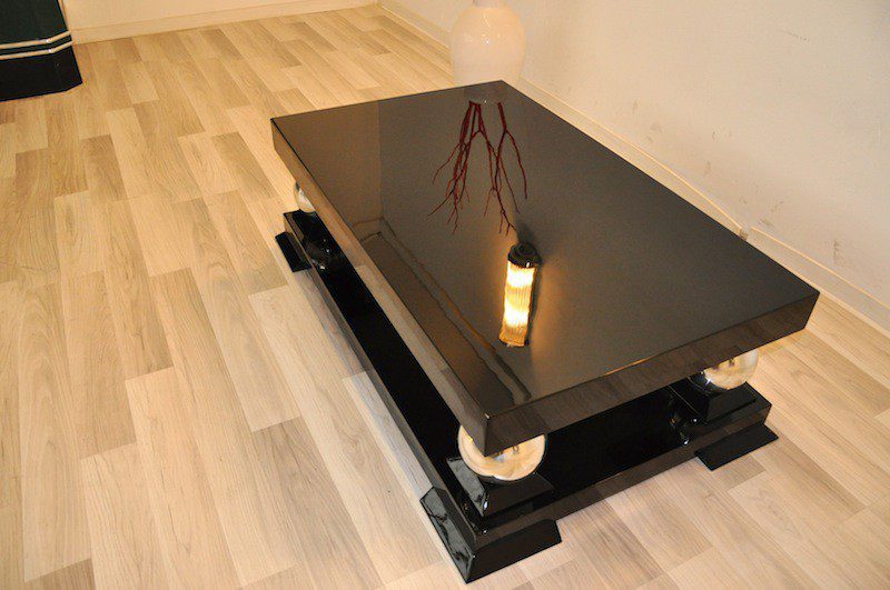 Art Deco Couchtisch mit wundervollen Chromfüssen