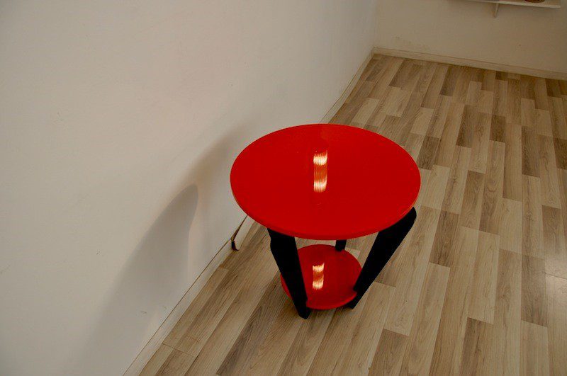 Einmailger Art Deco-Beistelltisch in Feuerrot
