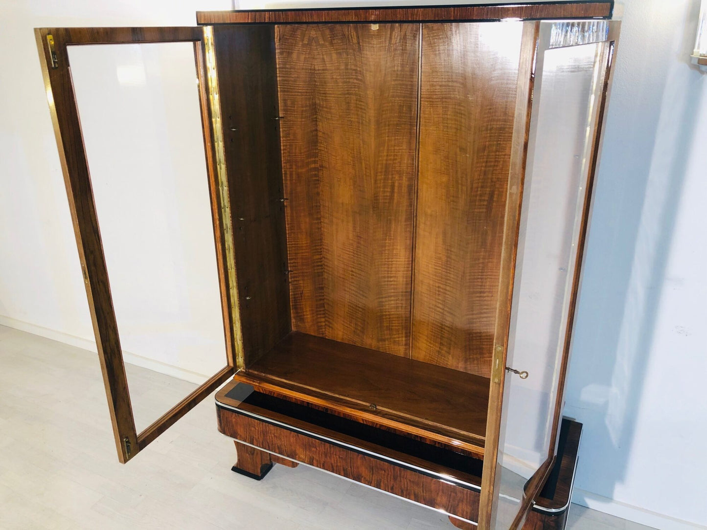 1930er Art Deco Vitrinen Schrank aus Nussbaumholz