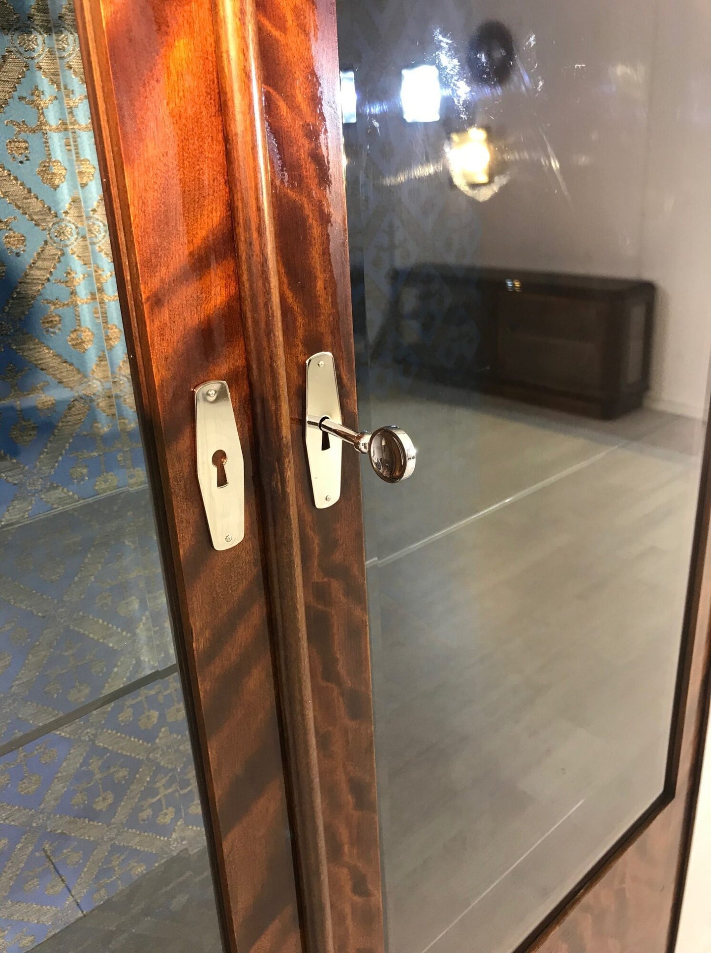 Original Art Deco Vitrine aus Birkenholz mit blauem Stoff