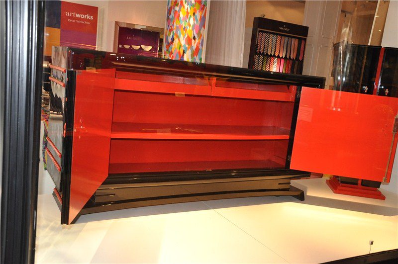 Einmaliges Art Deco Sideboard mit roten Verzierungen