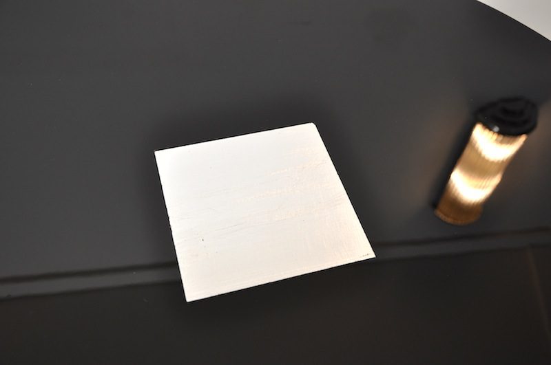 Beistelltisch im Art-Deco-Design mit Chromapplikationen