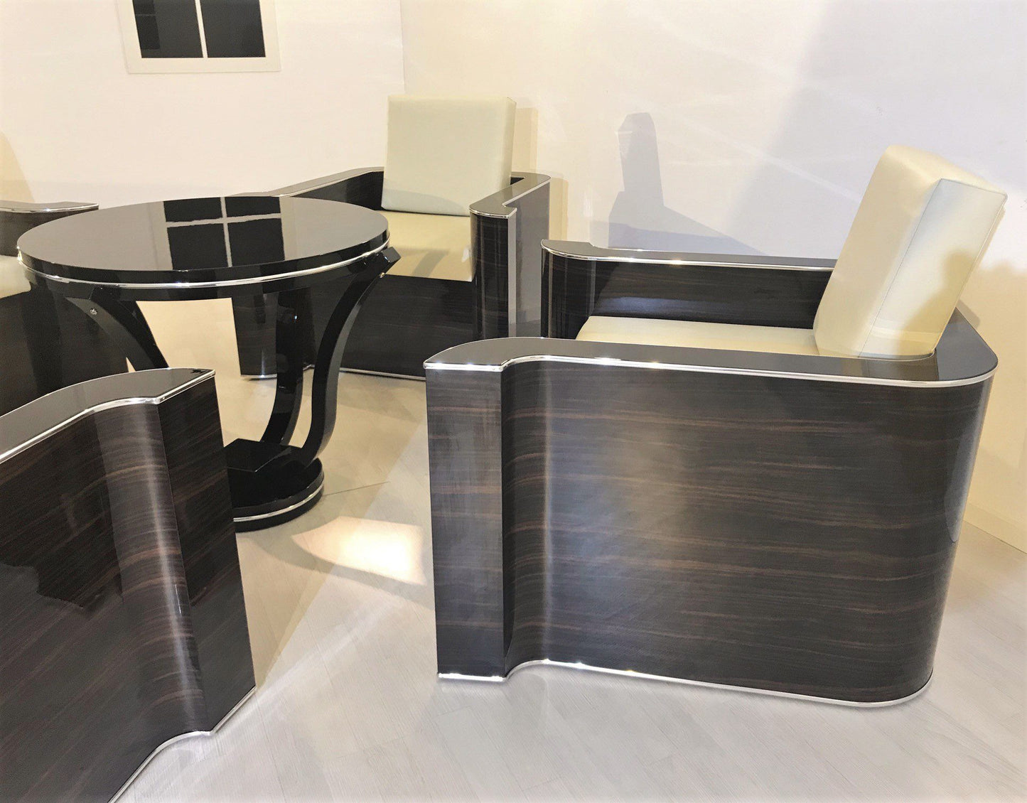 4 Art Deco Sessel mit Armlehnen aus Makassar und Beistelltisch
