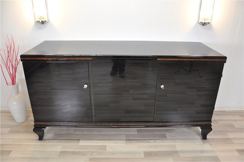 Schlichtes Sideboard mit tollen Füßen
