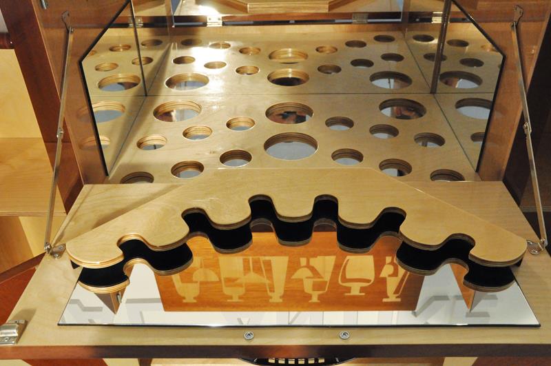 Art Deco Barschrank aus Walnussholz