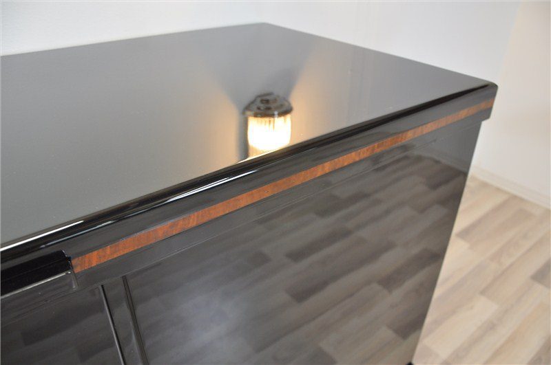 Schlichtes Sideboard mit tollen Füßen