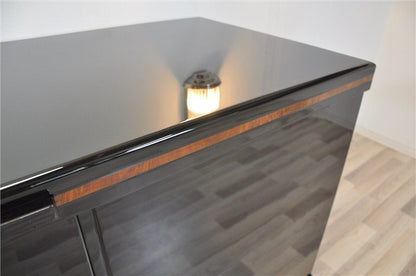 Schlichtes Sideboard mit tollen Füßen